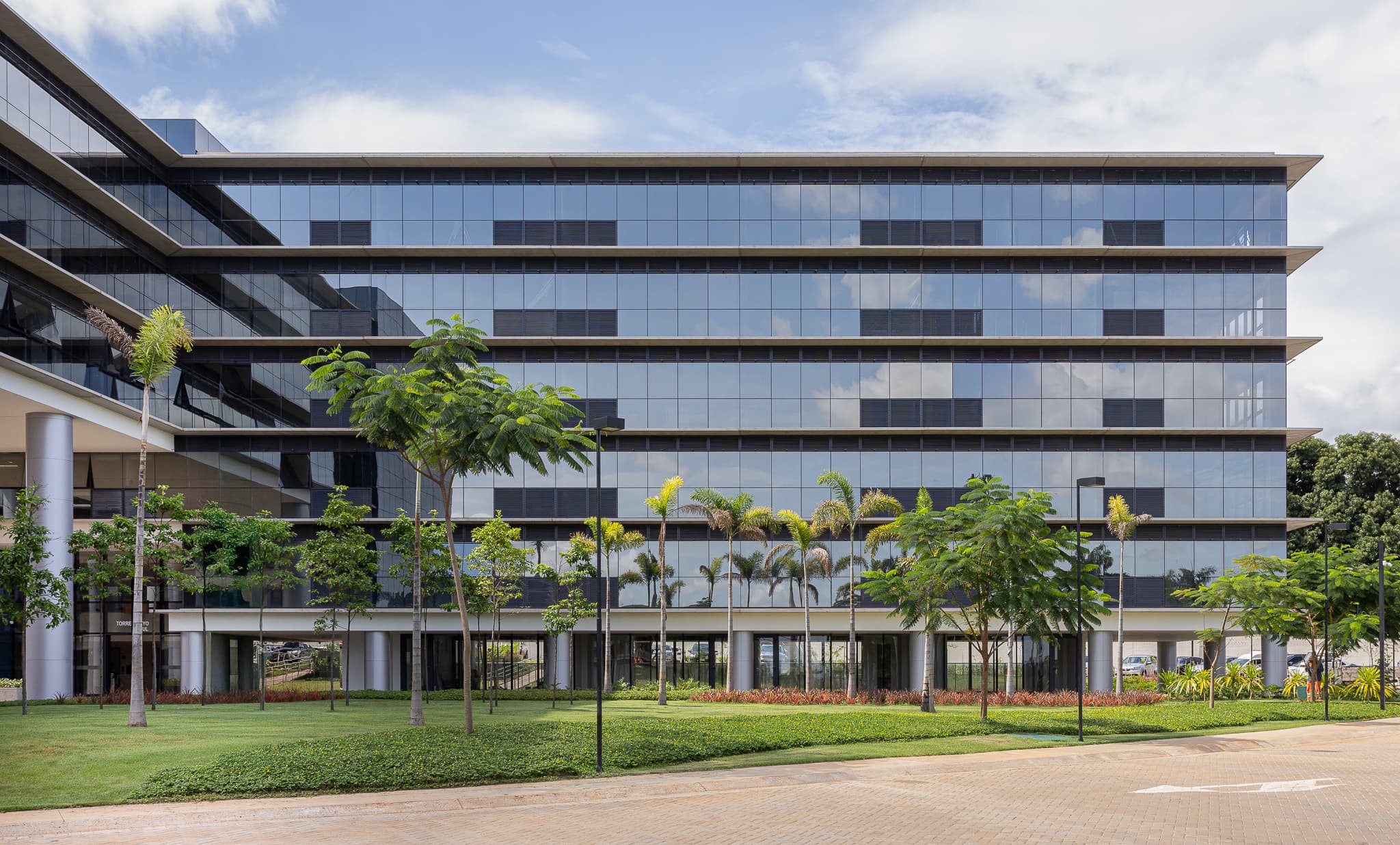 Fachada corporativa em ACM executada pela Alupoli