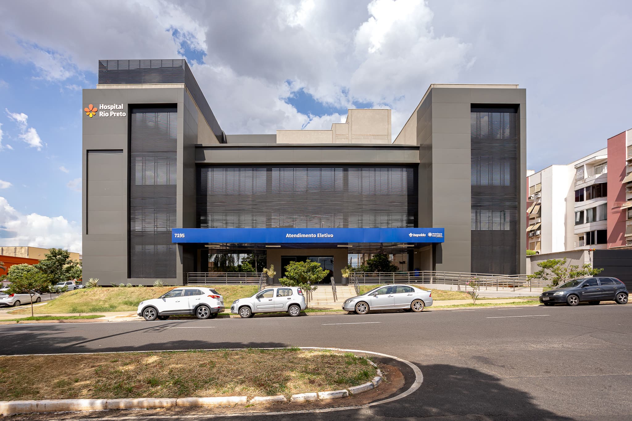 Fachada em ACM da obra Hospital HapVida executada pela Alupoli